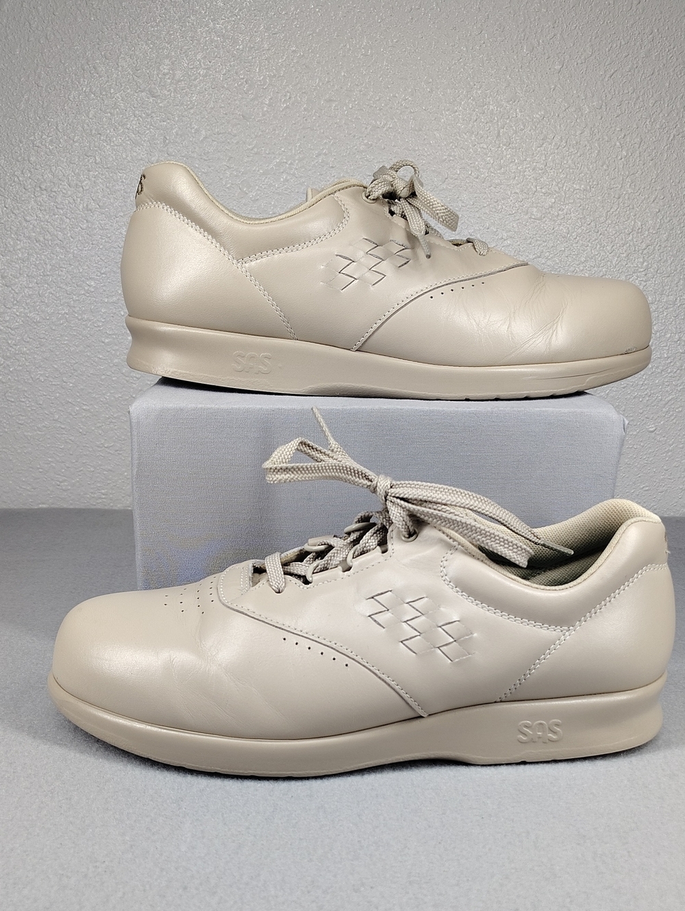 SAS Free Time Walking Shoe in the "Bone" Colorway Size 9 Women's